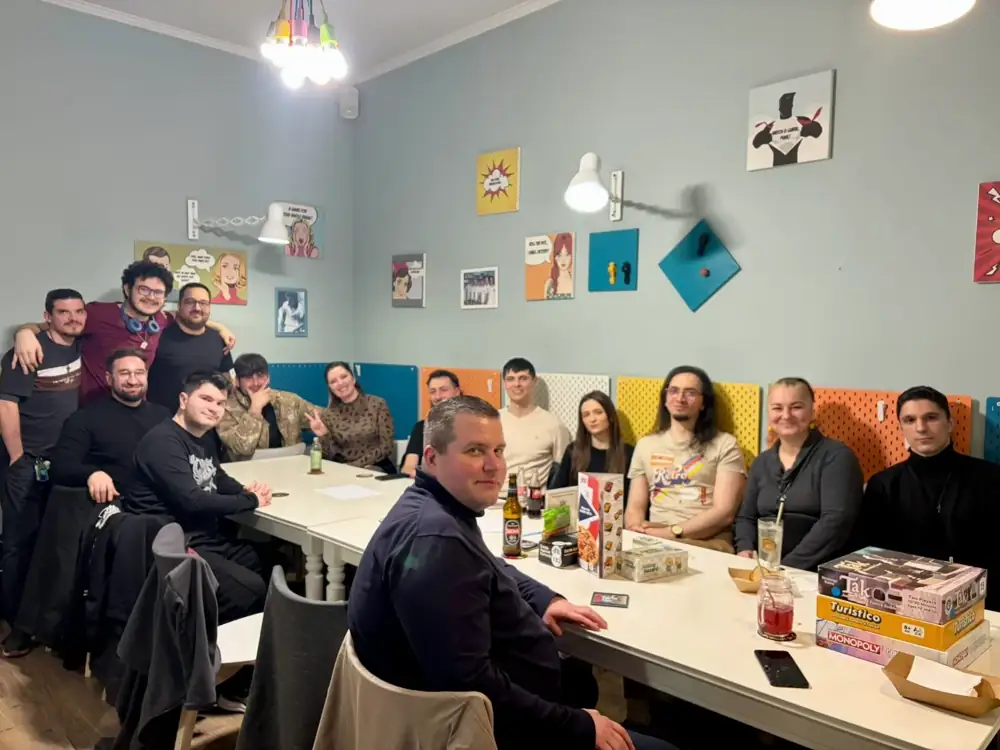 Participanți reuniți la o seară de jocuri de societate