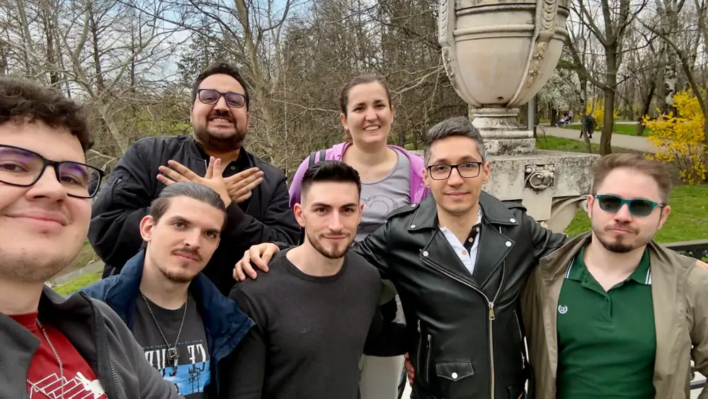 Grup de participanți la o plimbare în parc