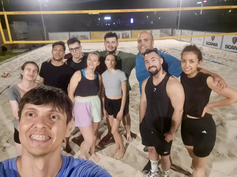 Grup de participanți după volei pe nisip