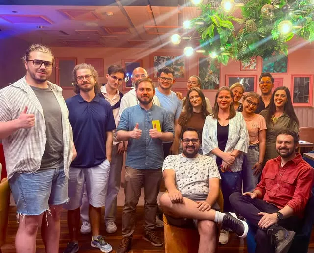 Grup mare de participanți Gatherings la o serată într-o locație din București