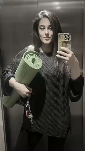 Participantă cu saltea de yoga, înainte de o sesiune de yoga Gatherings