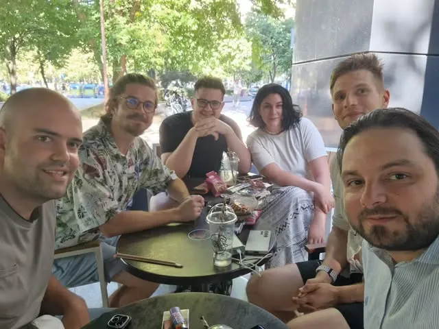 Selfie de grup la o masă, în timpul unei întâlniri Gatherings