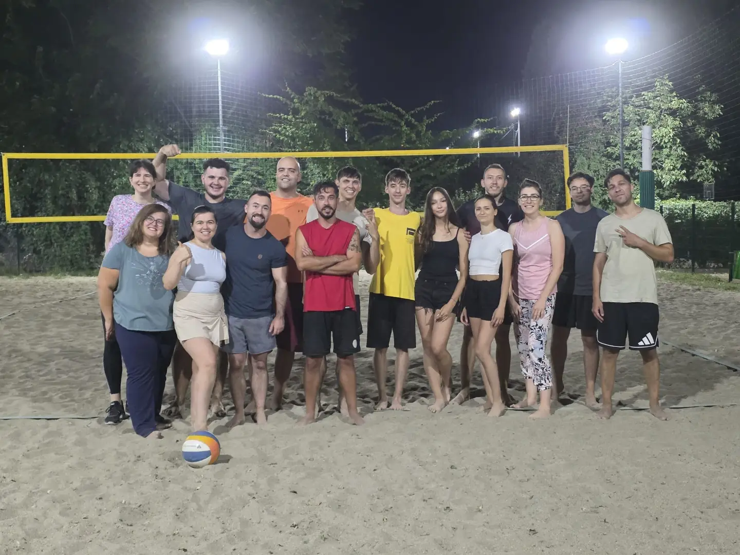 Grup mare de participanți la o vizită ghidată Gatherings, într-un muzeu din București