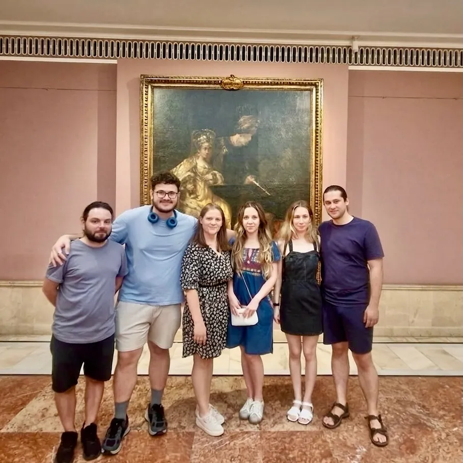 Grup Gatherings într-o sală elegantă de muzeu, în fața unei picturi clasice