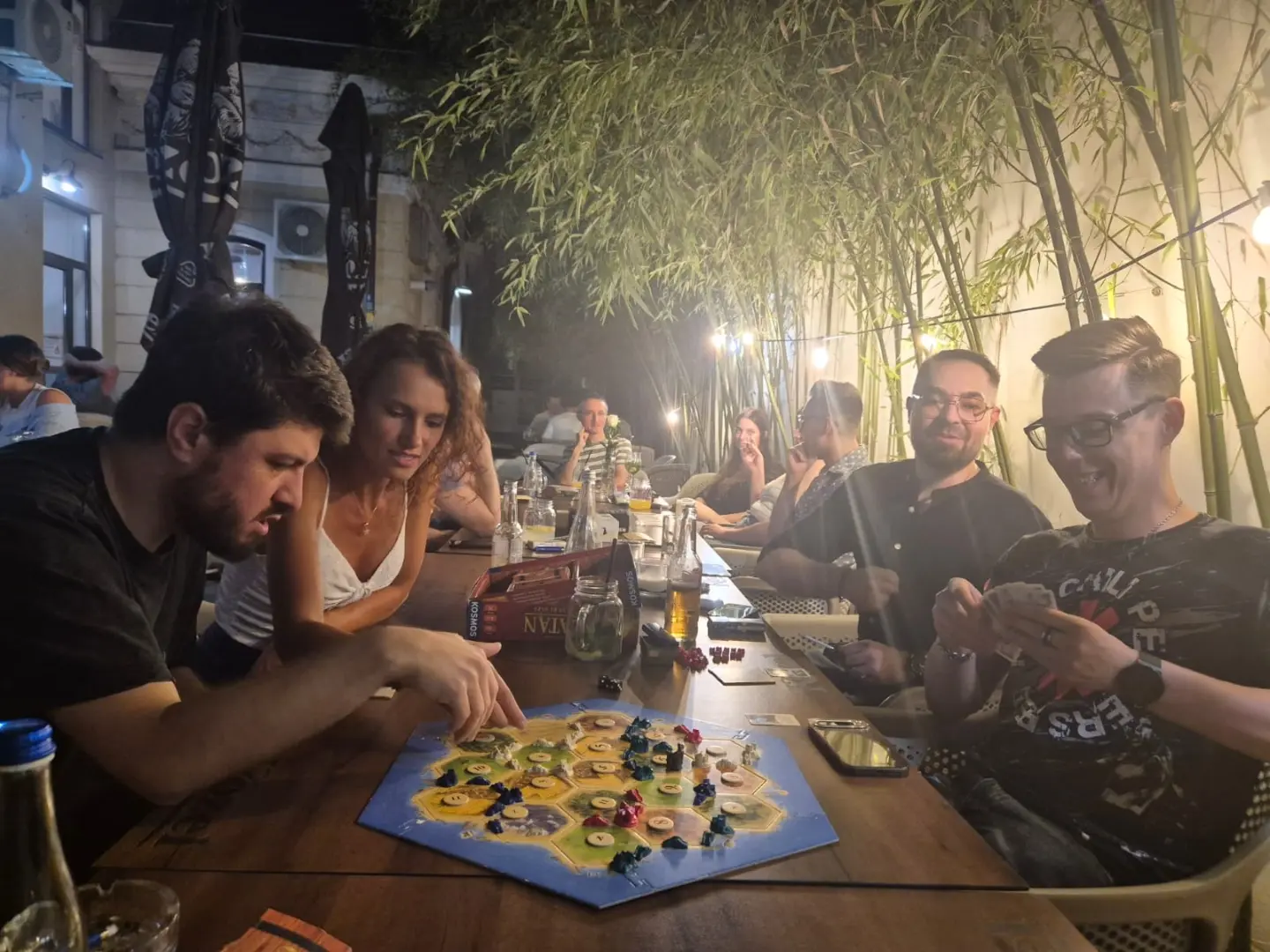 Seară de jocuri de societate în aer liber, cu membrii Gatherings
