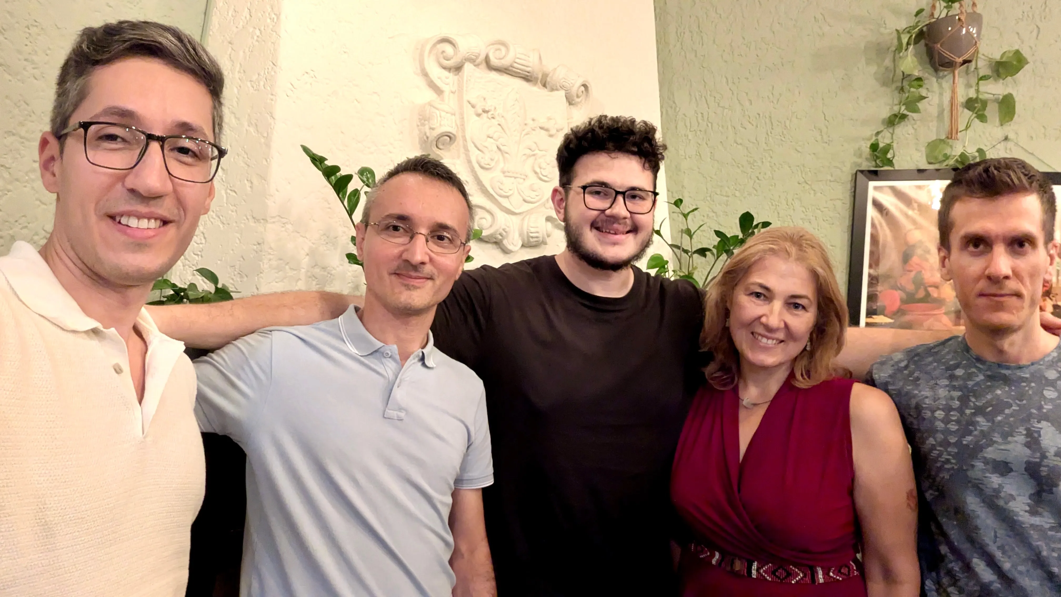 Grup de prieteni într-o sală de expoziții, la o vizită Gatherings