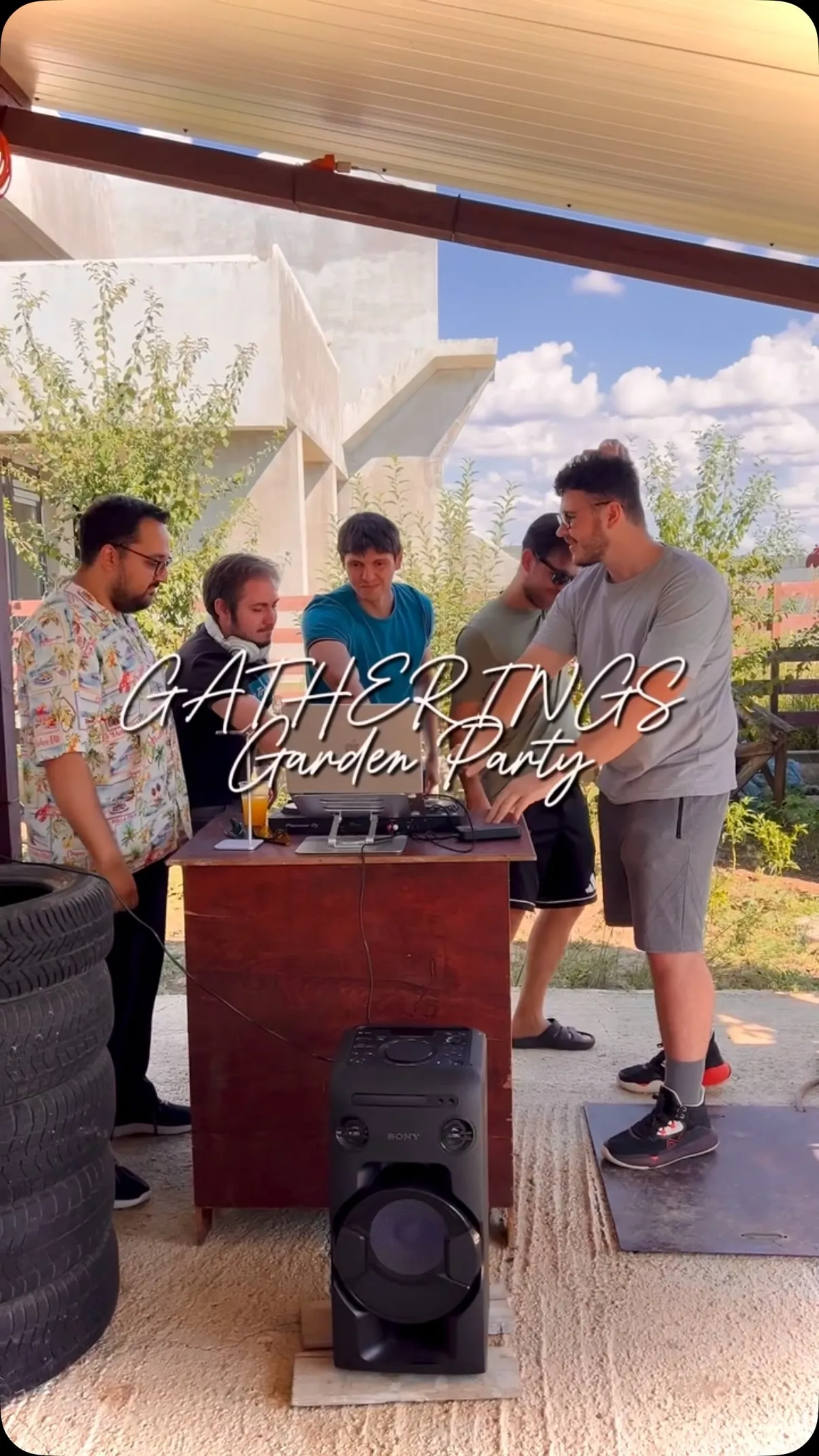 Terasă pregătită pentru un eveniment Gatherings, cu bannerul comunității