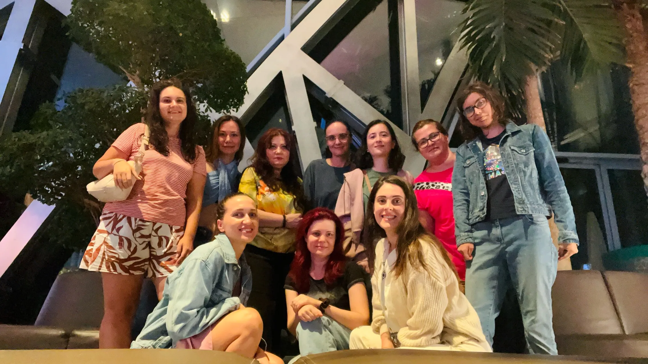 Grup de participante la o plimbare urbană Gatherings
