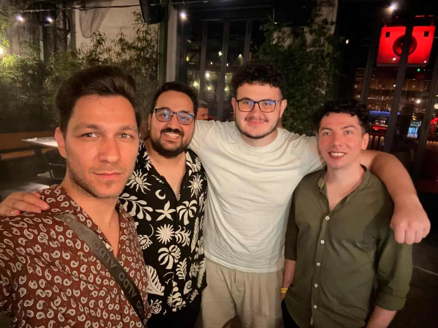 Prieteni de la Gatherings într-un bar, seara