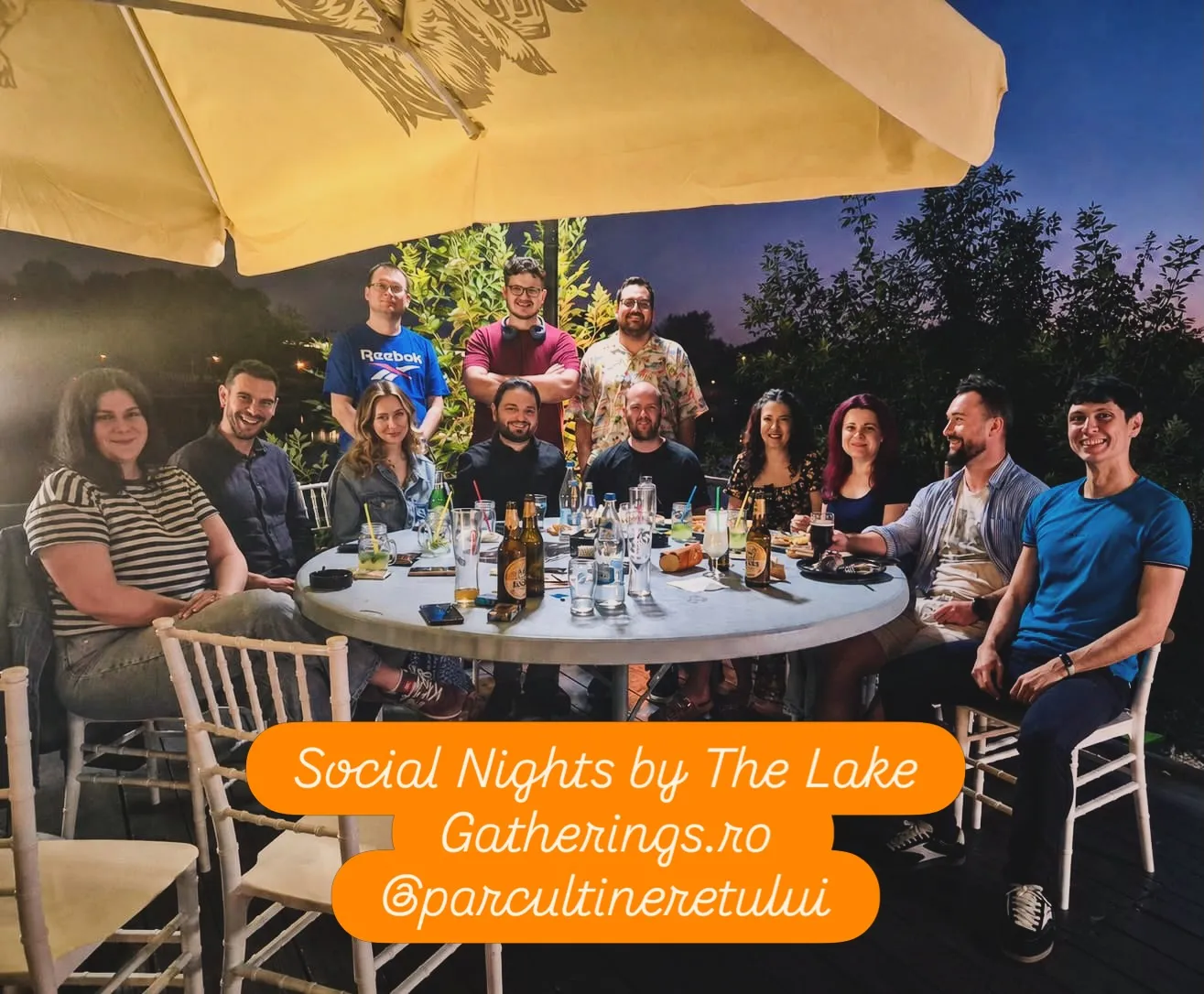 Grup numeros la terasa de lângă lac, la Social Nights by the Lake