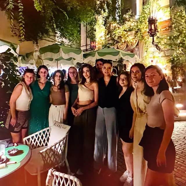 Participante la un meetup Gatherings în grădina unei terase