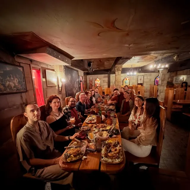 Cină de grup Gatherings la o locație cu interior tradițional