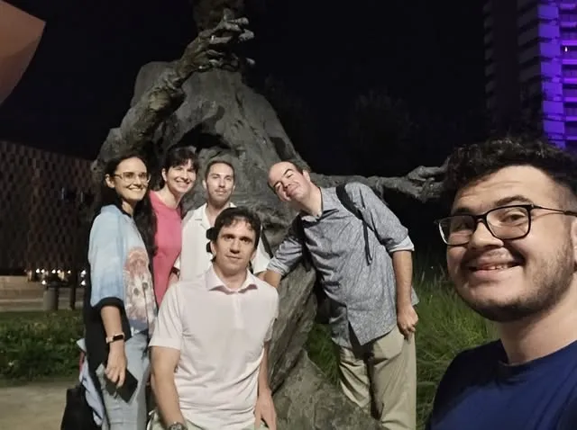 Selfie de grup de seară, la o plimbare în parc cu membrii Gatherings