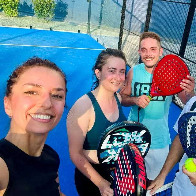 Meci de padel între membrii comunității Gatherings